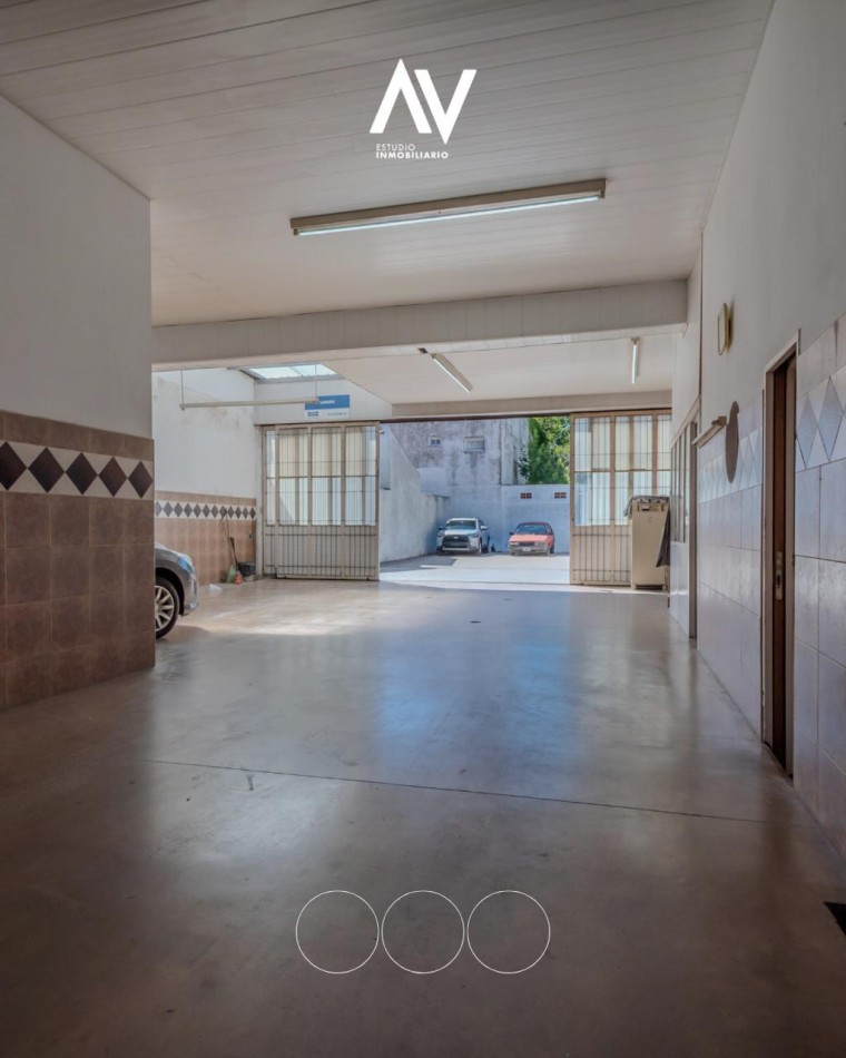 En Venta! Chalet de dos pisos ideal par comercio y vivienda. Barrio Chauvin