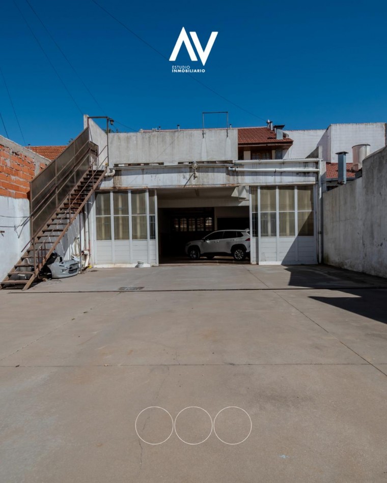 En Venta! Chalet de dos pisos ideal par comercio y vivienda. Barrio Chauvin