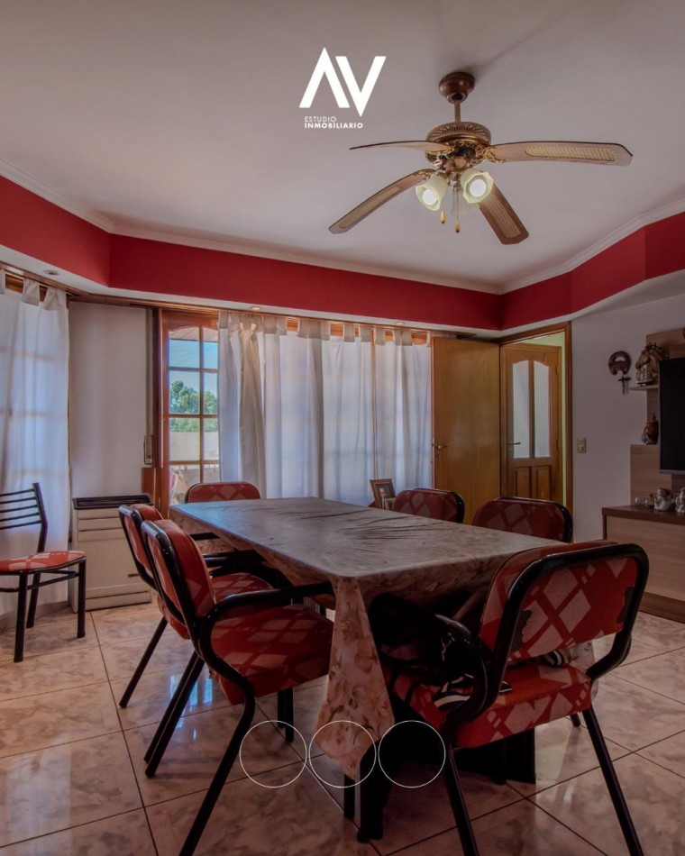 En Venta! Chalet de dos pisos ideal par comercio y vivienda. Barrio Chauvin