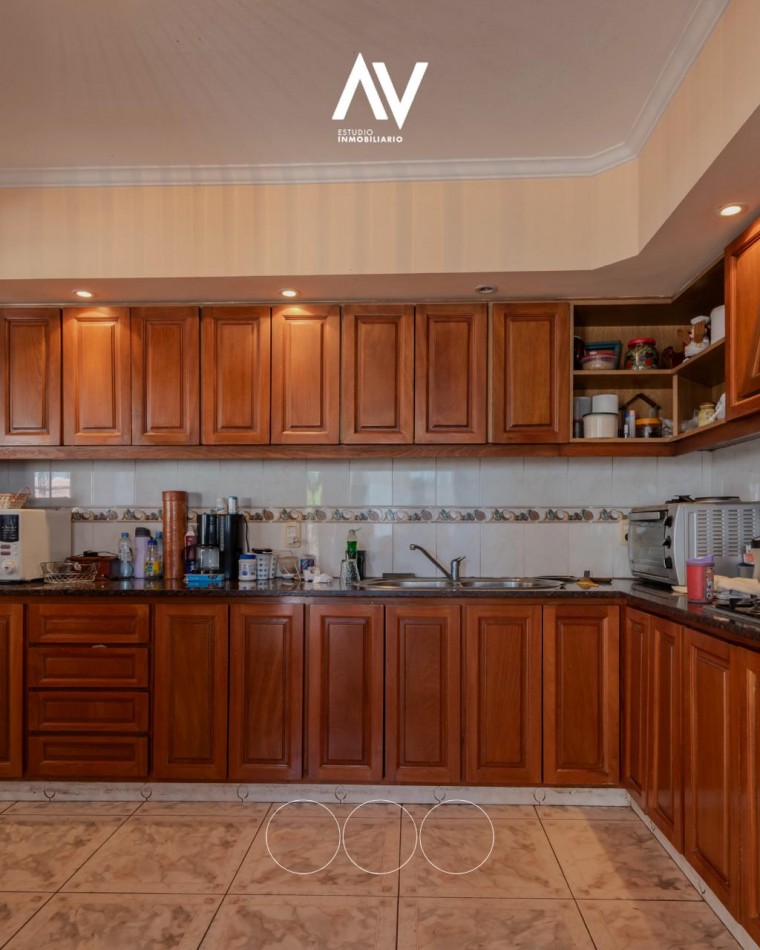 En Venta! Chalet de dos pisos ideal par comercio y vivienda. Barrio Chauvin