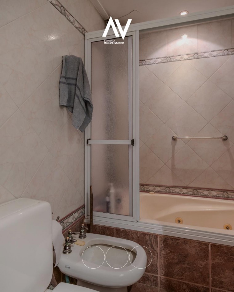 En Venta! Chalet de dos pisos ideal par comercio y vivienda. Barrio Chauvin