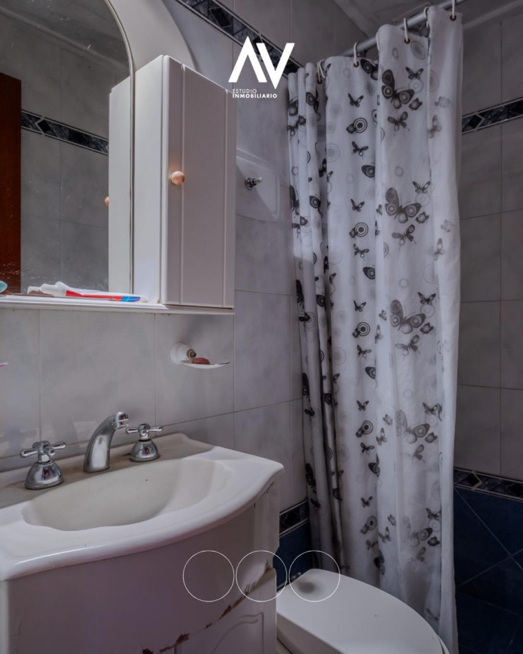 En Venta! Chalet de dos pisos ideal par comercio y vivienda. Barrio Chauvin