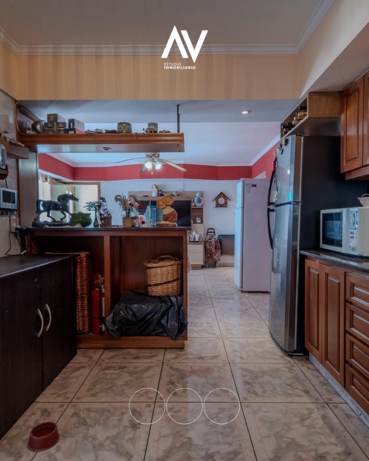 En Venta! Chalet de dos pisos ideal par comercio y vivienda. Barrio Chauvin