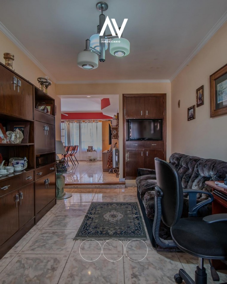 En Venta! Chalet de dos pisos ideal par comercio y vivienda. Barrio Chauvin
