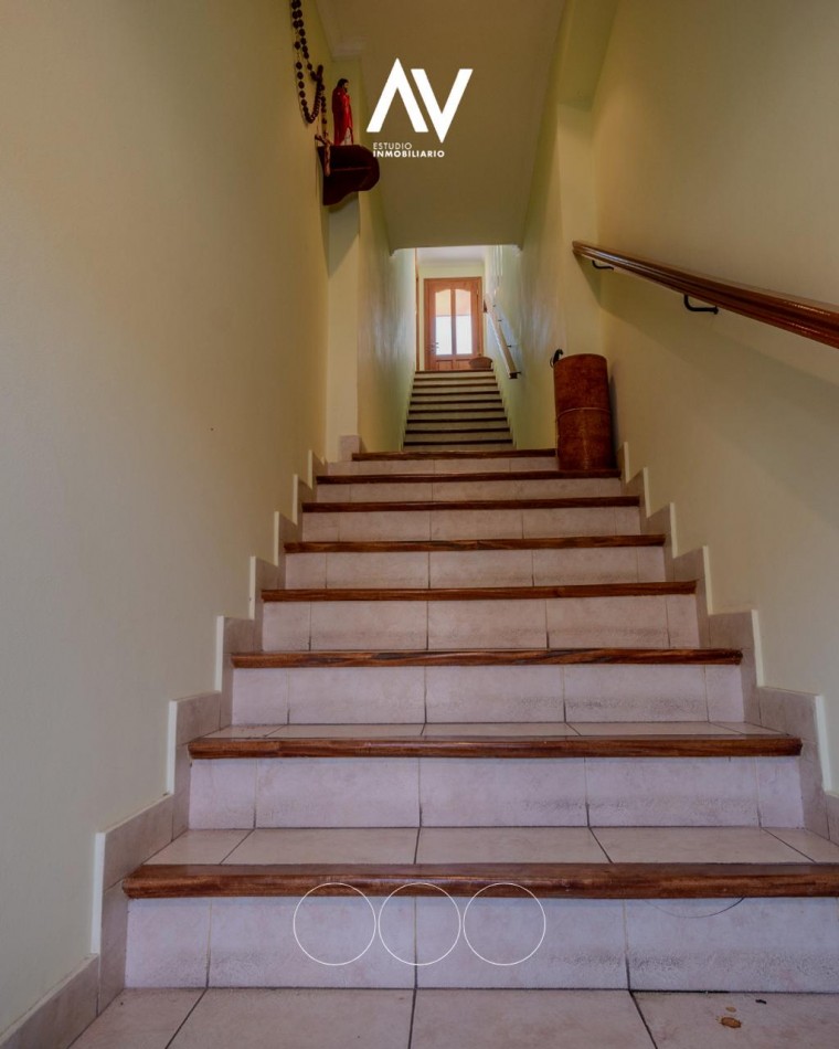 En Venta! Chalet de dos pisos ideal par comercio y vivienda. Barrio Chauvin