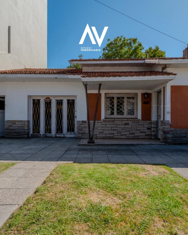 En Venta chalet de 3 ambientes con grage y patio, ideal para refaccionar o demoler para desarrollo inmobiliario