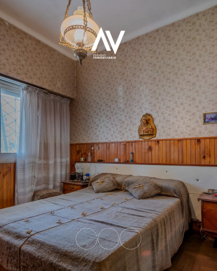 En Venta chalet de 3 ambientes con grage y patio, ideal para refaccionar o demoler para desarrollo inmobiliario