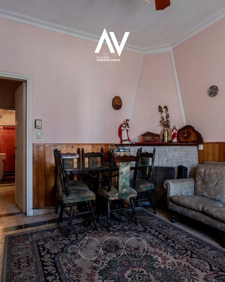En Venta chalet de 3 ambientes con grage y patio, ideal para refaccionar o demoler para desarrollo inmobiliario