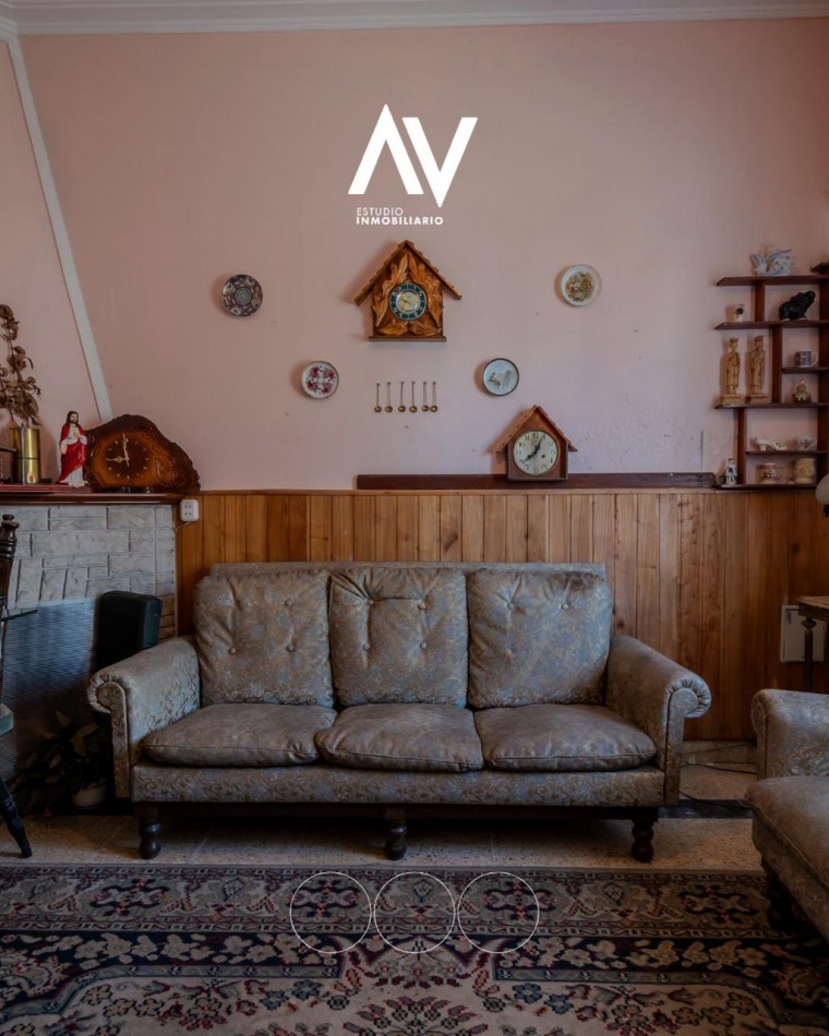 En Venta chalet de 3 ambientes con grage y patio, ideal para refaccionar o demoler para desarrollo inmobiliario