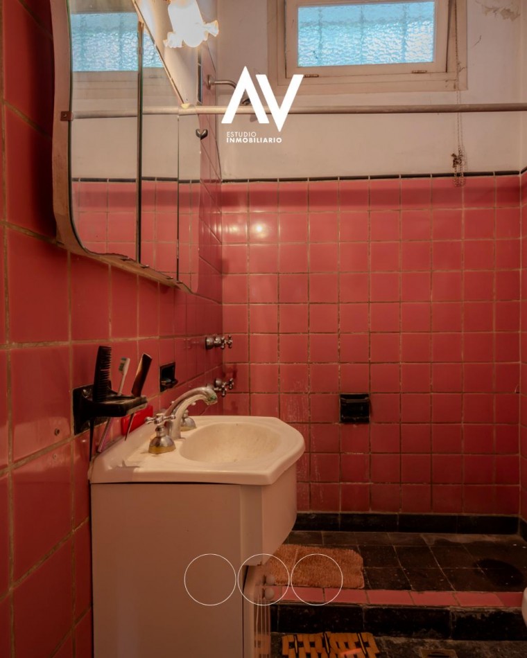 En Venta chalet de 3 ambientes con grage y patio, ideal para refaccionar o demoler para desarrollo inmobiliario