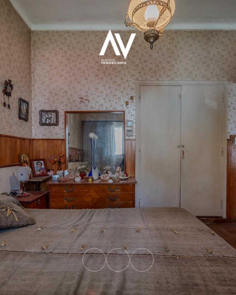 En Venta chalet de 3 ambientes con grage y patio, ideal para refaccionar o demoler para desarrollo inmobiliario
