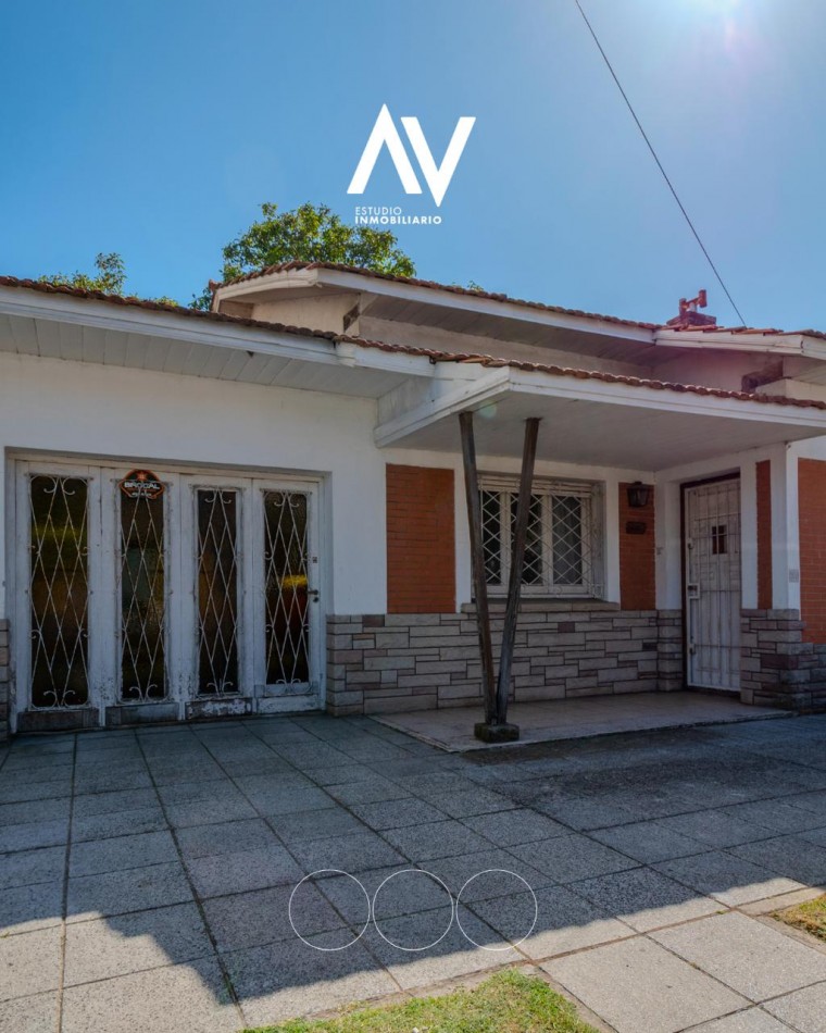 En Venta chalet de 3 ambientes con grage y patio, ideal para refaccionar o demoler para desarrollo inmobiliario