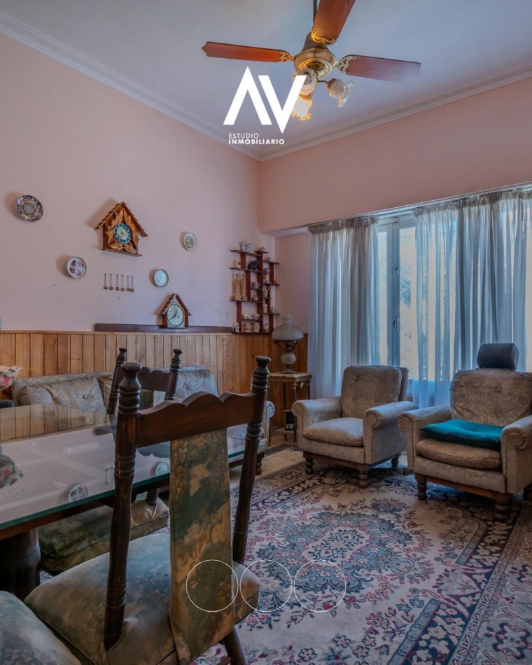 En Venta chalet de 3 ambientes con grage y patio, ideal para refaccionar o demoler para desarrollo inmobiliario