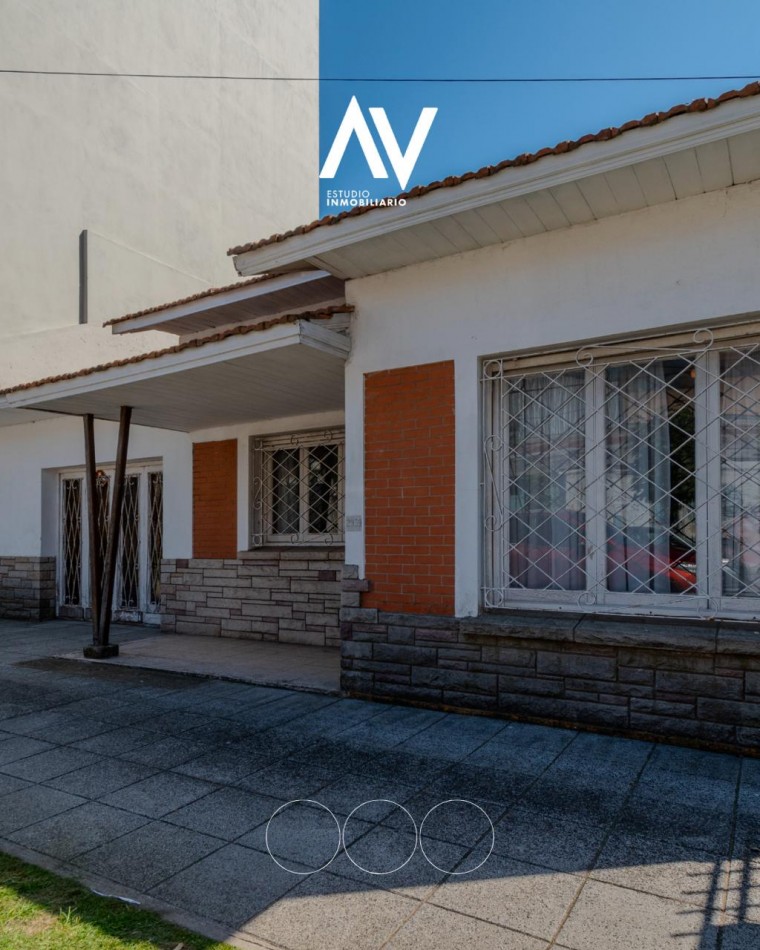 En Venta chalet de 3 ambientes con grage y patio, ideal para refaccionar o demoler para desarrollo inmobiliario