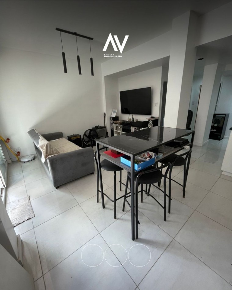 En venta tres ambientes totalmente reciclado con balcon y patio cubierto apto redito!