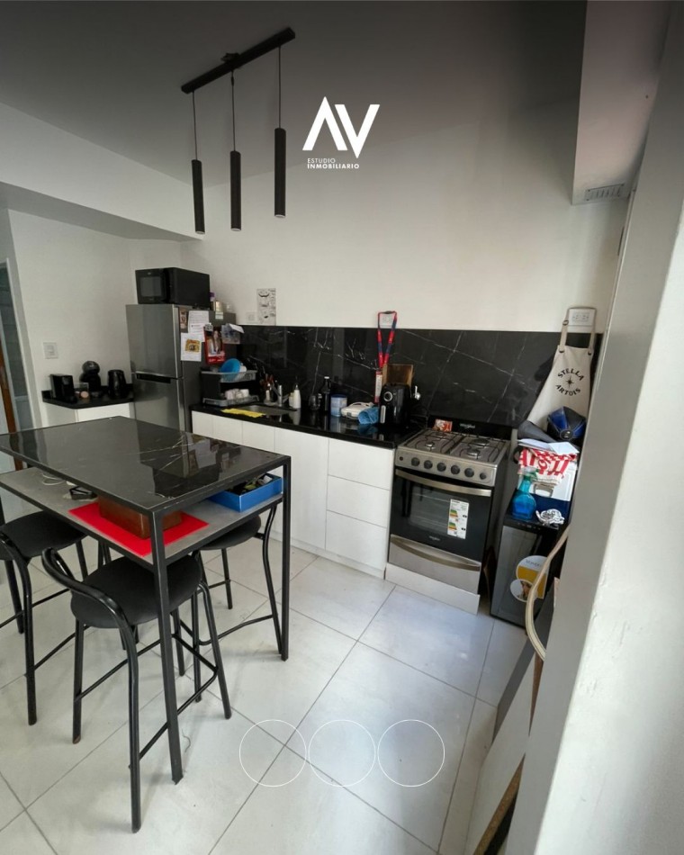 En venta tres ambientes totalmente reciclado con balcon y patio cubierto apto redito!
