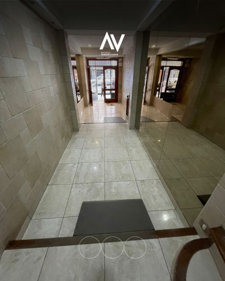 En venta tres ambientes totalmente reciclado con balcon y patio cubierto apto redito!