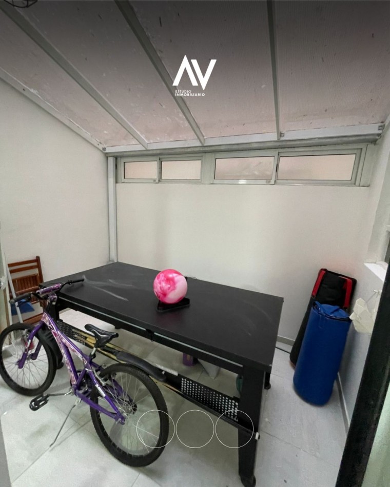 En venta tres ambientes totalmente reciclado con balcon y patio cubierto apto redito!