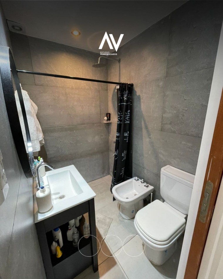 En venta tres ambientes totalmente reciclado con balcon y patio cubierto apto redito!