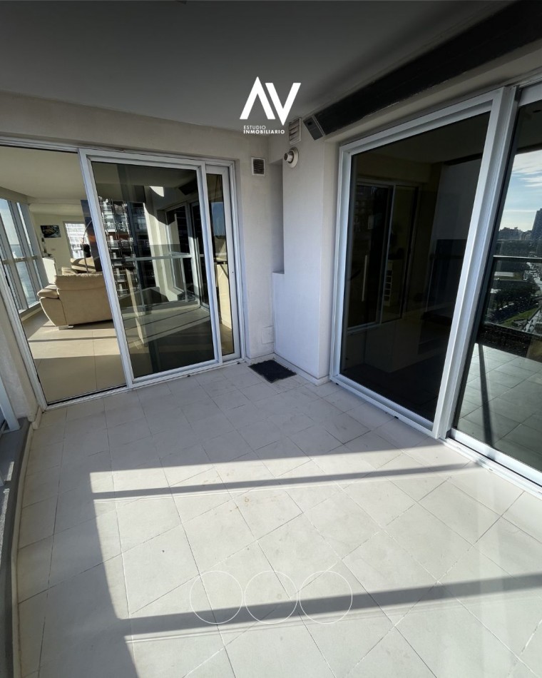 En venta! Semipiso 4 ambientes con doble cochera Guemes y la costa 