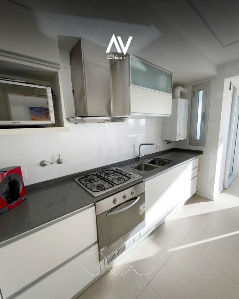 En venta! Semipiso 4 ambientes con doble cochera Guemes y la costa 