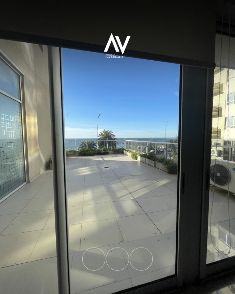 En venta! Semipiso 4 ambientes con doble cochera Guemes y la costa 