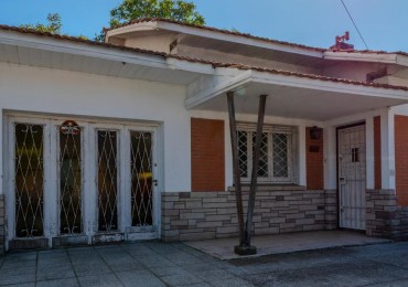 En Venta chalet de 3 ambientes con grage y patio, ideal para refaccionar o demoler para desarrollo inmobiliario