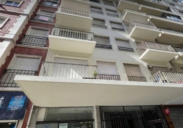 En venta tres ambientes totalmente reciclado con balcon y patio cubierto apto redito!